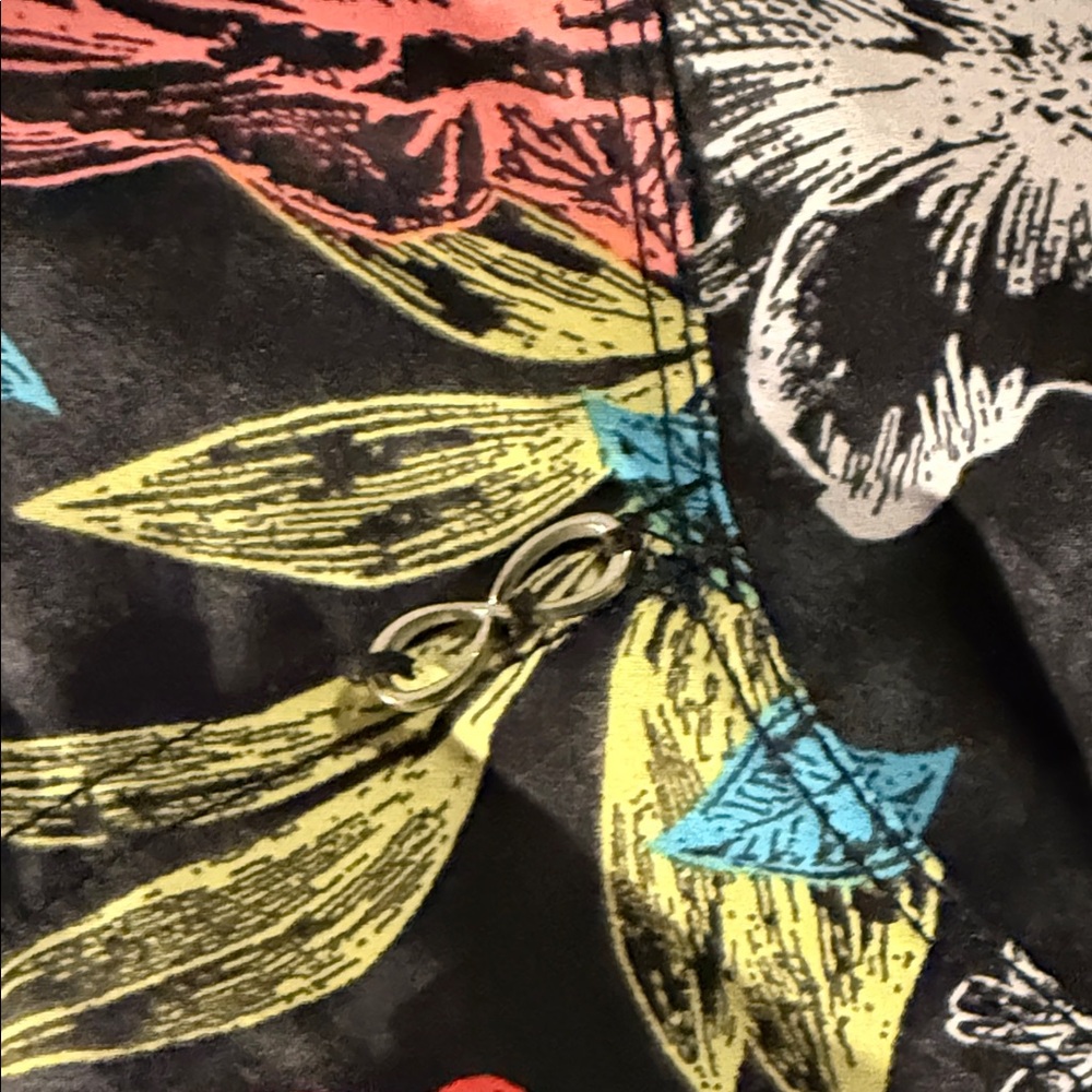 2 Scrub Tops- Floral patterns - Picture 6 of 9